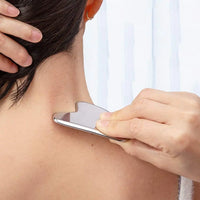 Gua Sha Acier Inoxydable KODOLUXE - massage de la nuque
